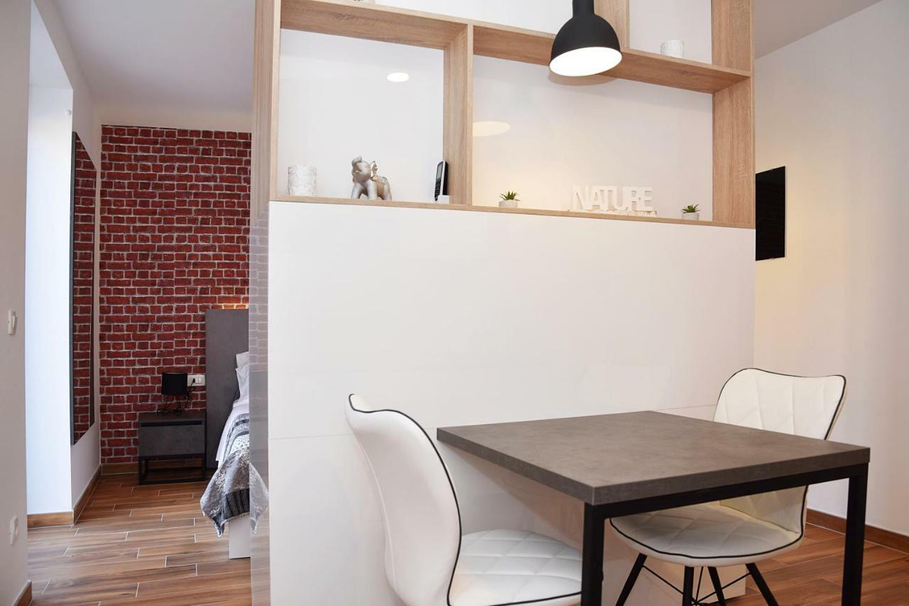 Apartment Four Corners *